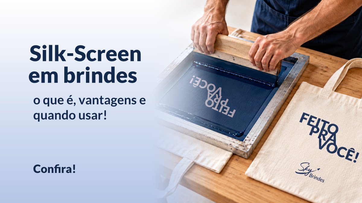 Mãos aplicando silk-screen com rodo sobre tela, ao lado de ecobag gravada com a frase Feito pra você! e o logo da Sky Brindes