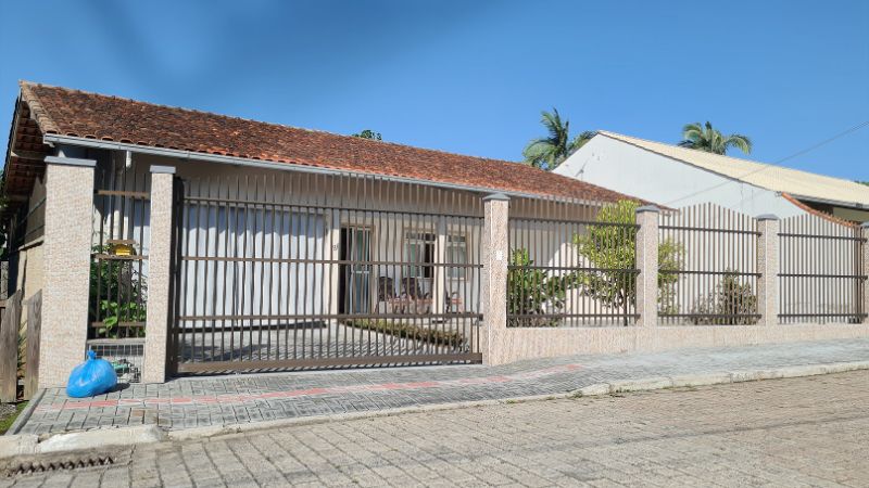 Um terreno, contendo 555m²