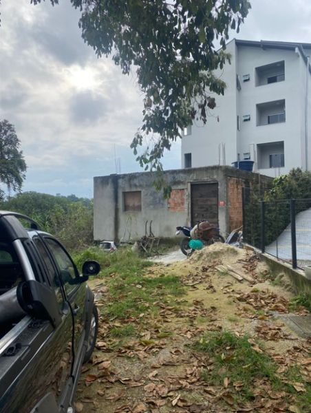 Direitos possessórios sobre o terreno, localizado em Florianópolis - SC, bairro Itacorubi