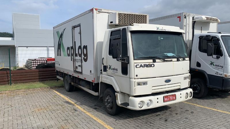 caminhão com baú refrigerado