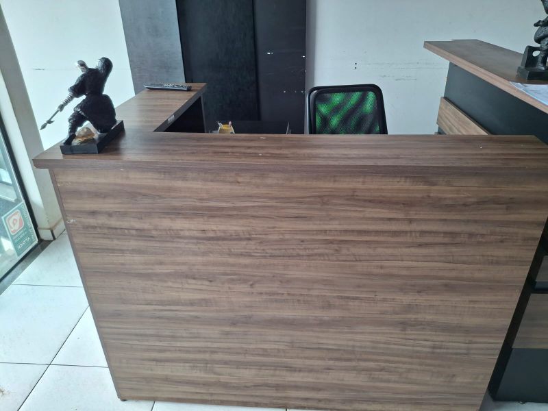Um balcão (atendimento/caixa)