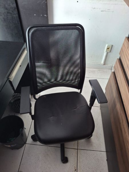 Uma cadeira giratória, cor preta