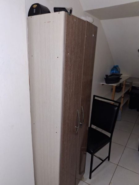 01 armário em MDF, 2 portas