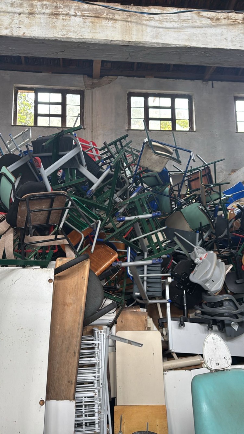 LOTE DE MÓVEIS E MATERIAIS