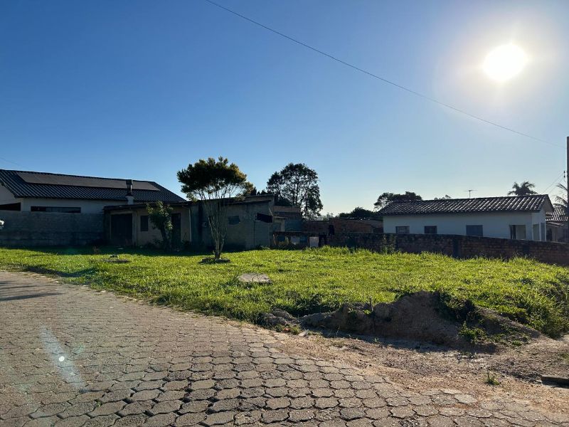 Terreno com casa no b. aurora- içara.