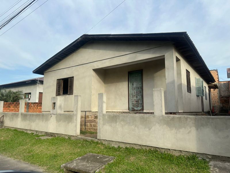 Casa de Alvenaria no B. Laranjinha- Criciúma, localizado em Criciúma - SC, bairro Laranjinha