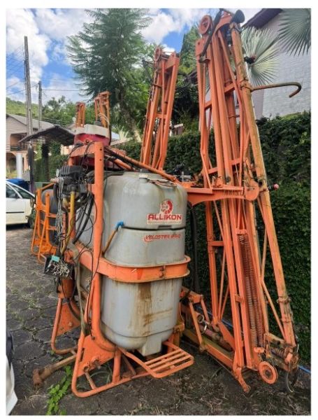 Um pulverizador Allikon, 850 litros
