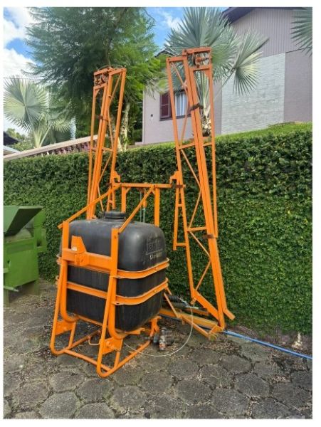 Um pulverizador Yacto, Condor, 600 litros.