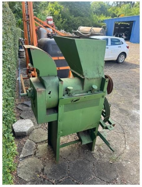 Um debulhador, sem marca, cor verde.