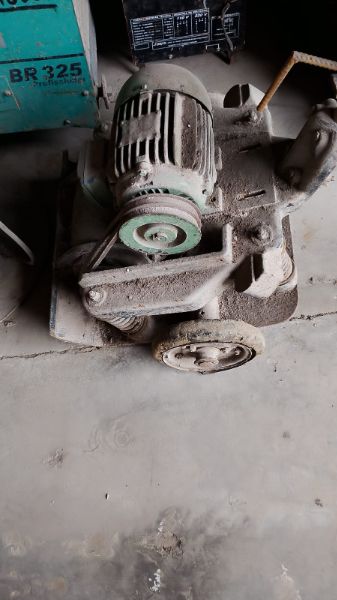 01 COMPACTADOR DE MESA TRIFÁSICO.