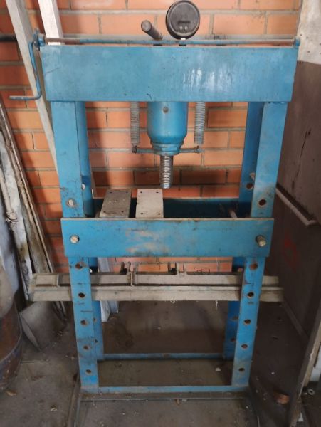 01 PRENSA HIDRAULICA PARA 30 TON.