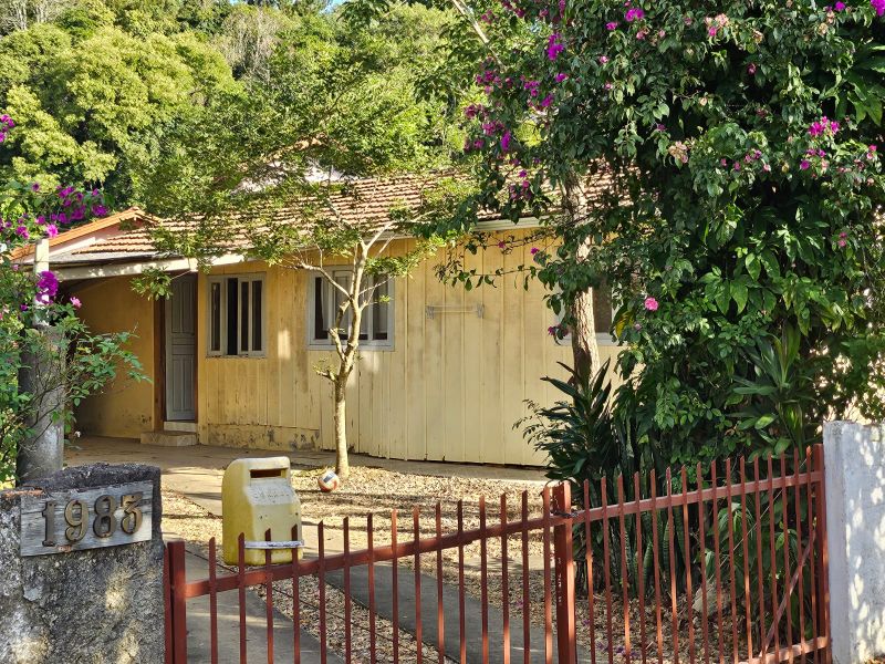 Terreno com 434,00 m², com casa de madeira