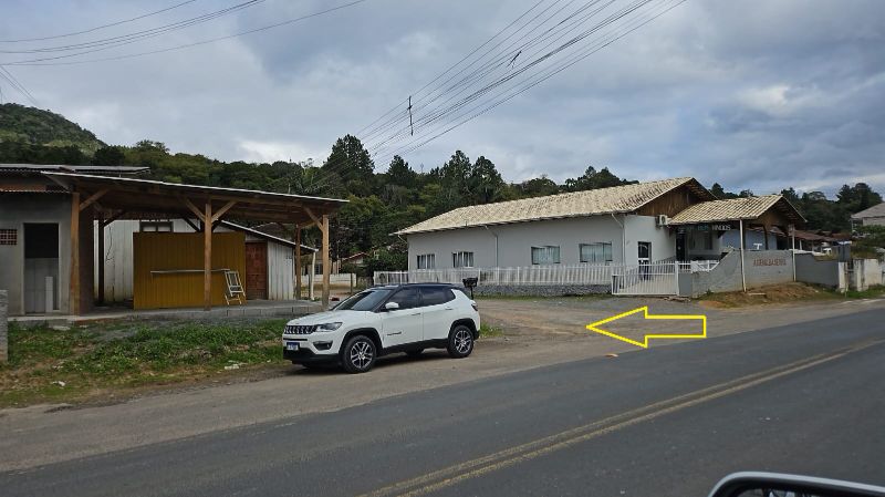 TERRENO COM 434,00 M², COM CASA DE MADEIRA, COM PE, localizado em Rio Do Sul - SC, bairro Barragem