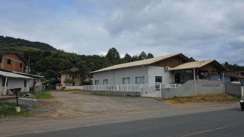 TERRENO COM 434,00 M², COM CASA DE MADEIRA, COM PE, localizado em Rio Do Sul - SC, bairro Barragem