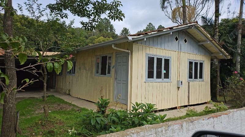 TERRENO COM 434,00 M², COM CASA DE MADEIRA, COM PE, localizado em Rio Do Sul - SC, bairro Barragem