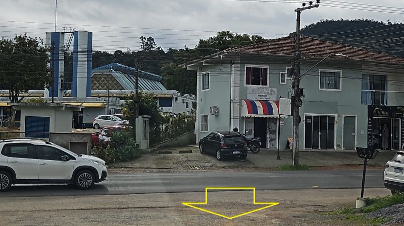 TERRENO COM 434,00 M², COM CASA DE MADEIRA, COM PE, localizado em Rio Do Sul - SC, bairro Barragem