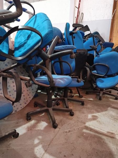 LOTE DE CADEIRAS E MESAS ESCOLARES.