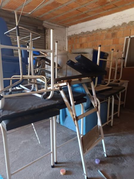 LOTE CONTENDO POLTRONAS, MACAS HOSPITALARES