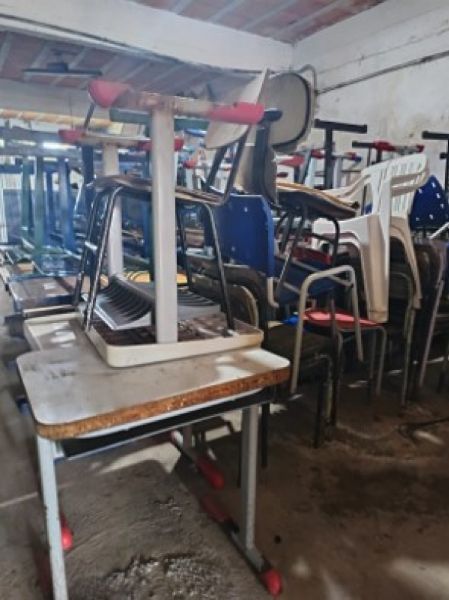 LOTE DE CADEIRAS E CARTEIRAS ESCOLARES.