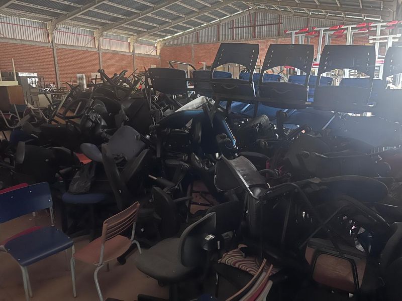 LOTE CONTENDO CADEIRAS ESTOFADAS, LONGARINAS