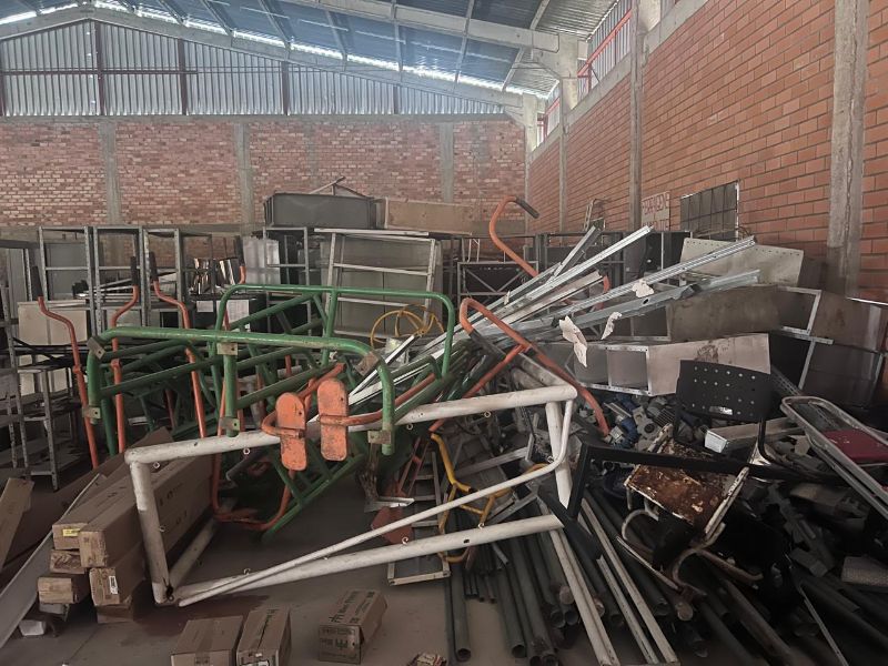 LOTE CONTENDO ARMÁRIOS DE FERRO, ACADEMIA