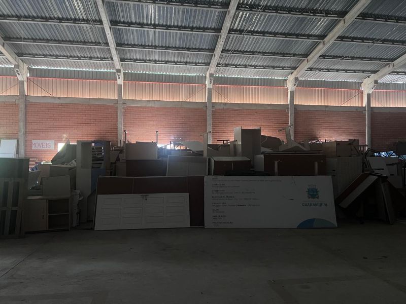 LOTE DE MOVÉIS CONTENDO ARMÁRIOS, BALCÕES, MESAS