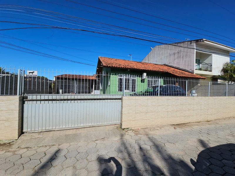 Terreno com edificações em são josé