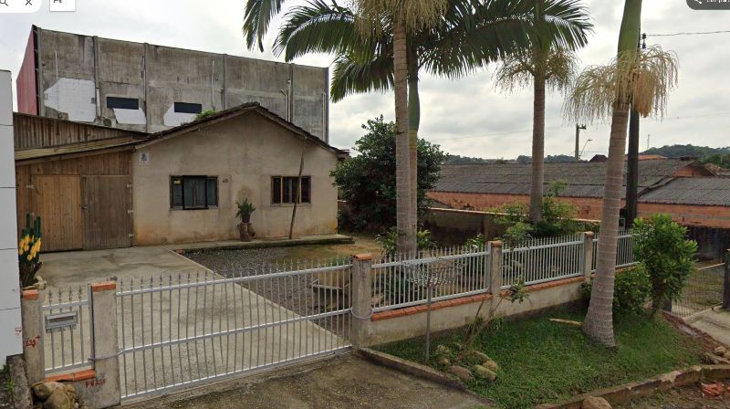 UM TERRENO COM CASA EM ALVENARIA EM JOINVILLE, localizado em Joinville - SC