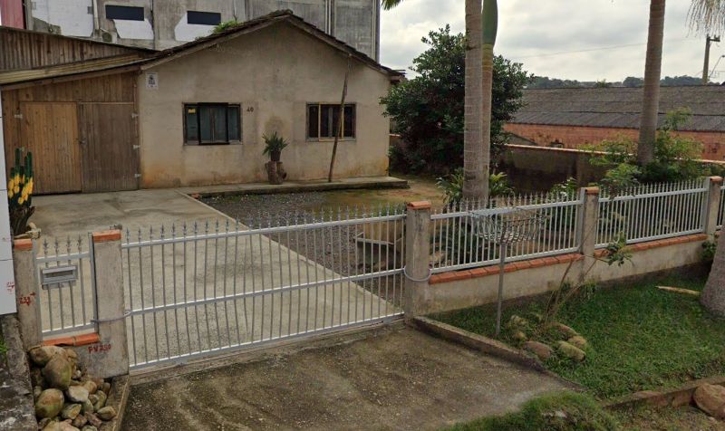 UM TERRENO COM CASA EM ALVENARIA EM JOINVILLE, localizado em Joinville - SC
