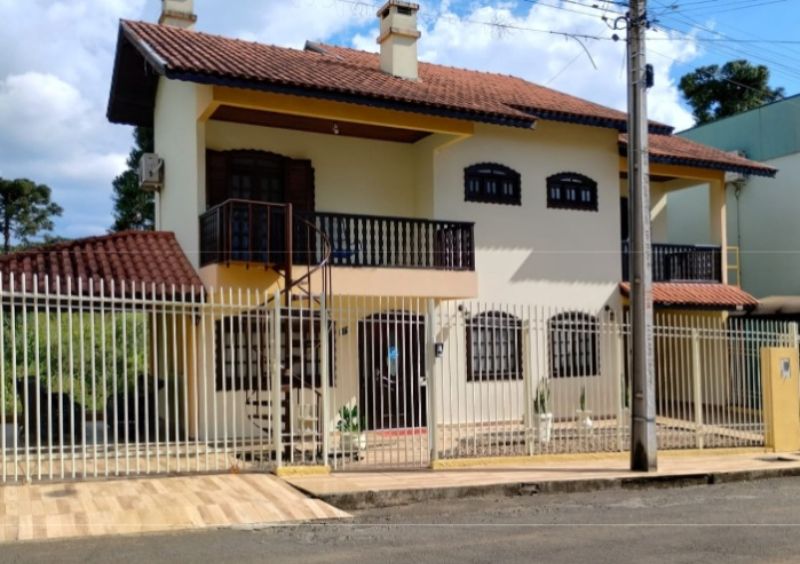 Imóvel Comercial e Casa Residencial, localizado em Caçador - SC, bairro Bom Jesus