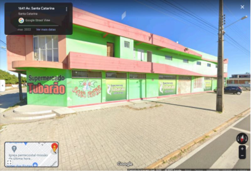 Um terreno, com área de 390m²