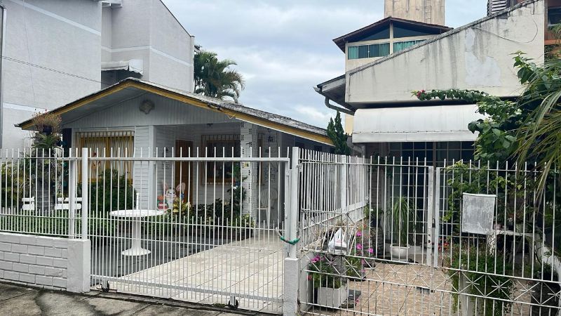 VENDA DIRETA:TERRENO 300m², EDIFICADO,CANASVIEIRAS, localizado em Florianópolis - SC, bairro Canasvieiras