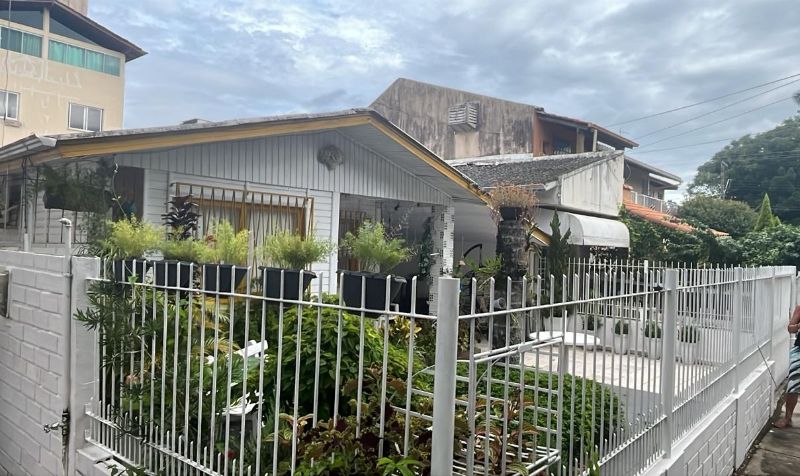 VENDA DIRETA:TERRENO 300m², EDIFICADO,CANASVIEIRAS, localizado em Florianópolis - SC, bairro Canasvieiras