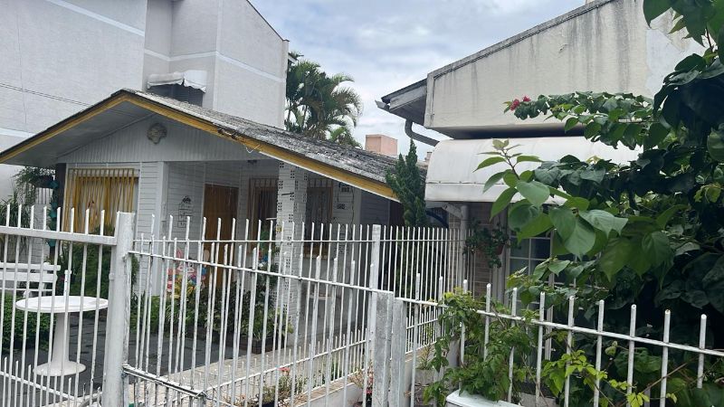 VENDA DIRETA:TERRENO 300m², EDIFICADO,CANASVIEIRAS, localizado em Florianópolis - SC, bairro Canasvieiras