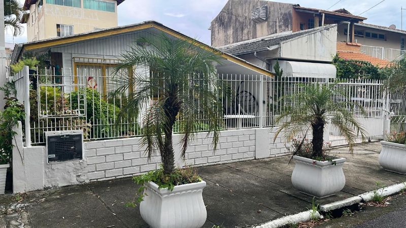 VENDA DIRETA:TERRENO 300m², EDIFICADO,CANASVIEIRAS, localizado em Florianópolis - SC, bairro Canasvieiras