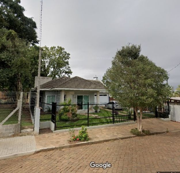 Casa no centro de não-me-toque/rs.