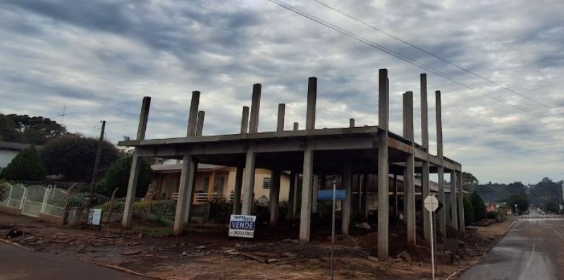 Terreno com estrutura em construção.
