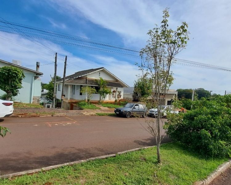 Terreno com casa (desocupada), localizado em Pinhalzinho - SC