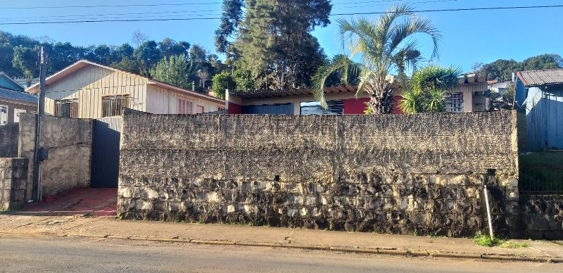 Terreno com 700,00m² mais casa com 139,00m², localizado em Caçador - SC