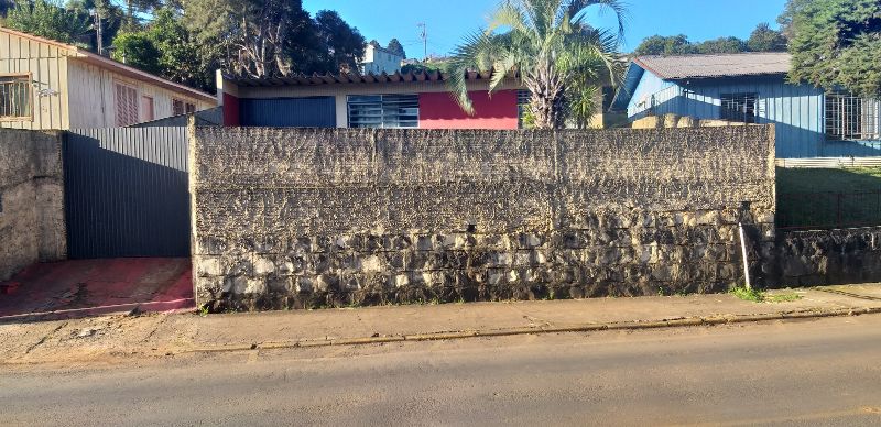 Terreno com 700,00m² mais casa com 139,00m², localizado em Caçador - SC