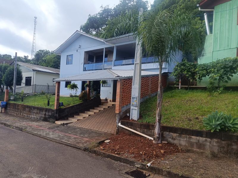 Terreno 450,00m²  com casa de 180,00m², localizado em Piratuba - SC