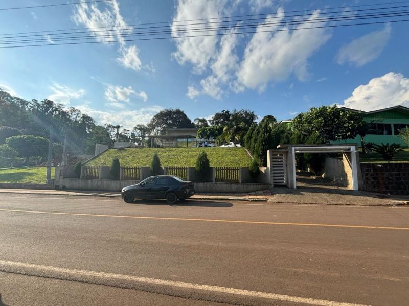 Imagem do imóvel Terreno com 978,64 m² com casa de 198,25m²