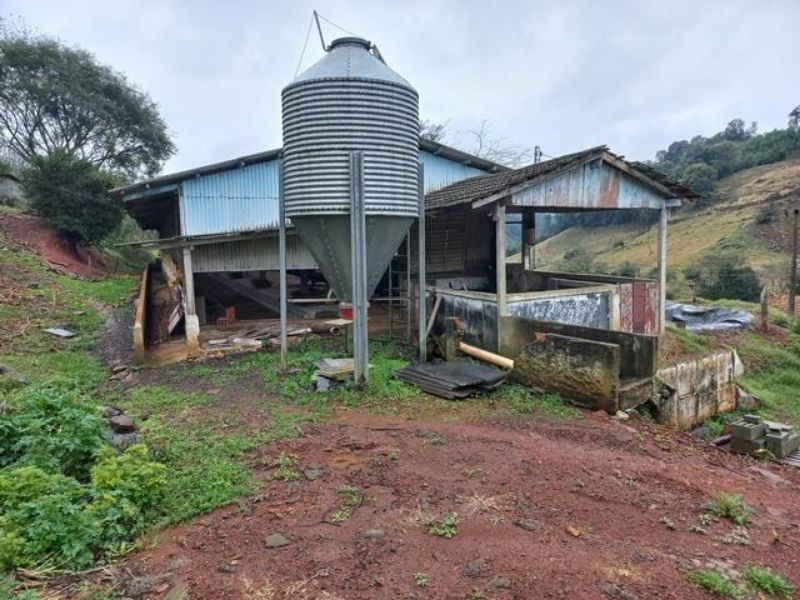 Terreno com edificações em Pres. Kenedy, localizado em Concórdia - SC