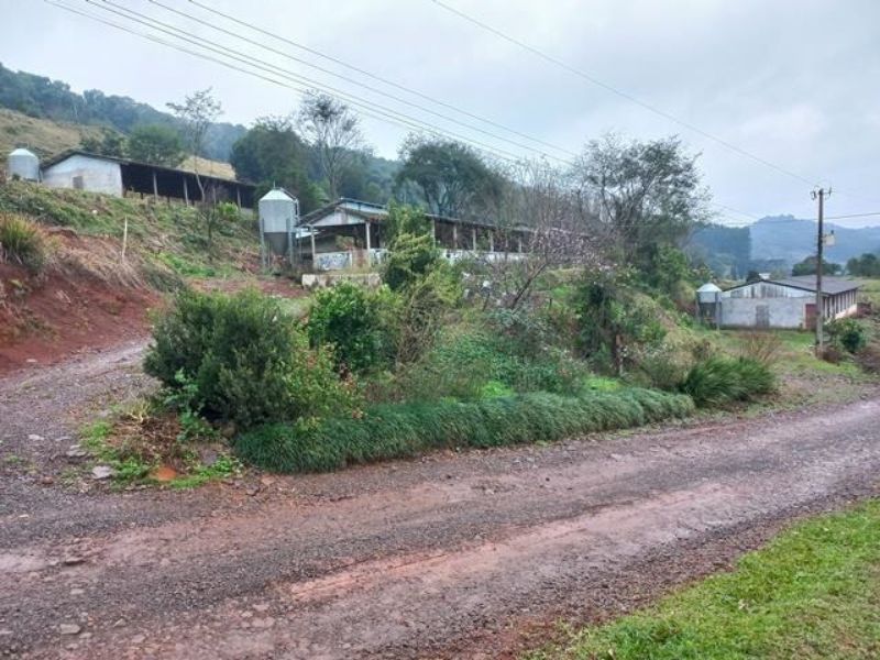 Terreno com edificações em Pres. Kenedy, localizado em Concórdia - SC