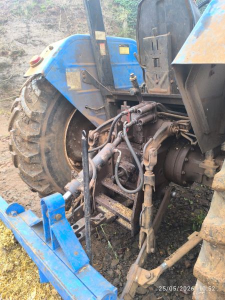 Trator New Holland - modelo TL85E — foto 2 de 3