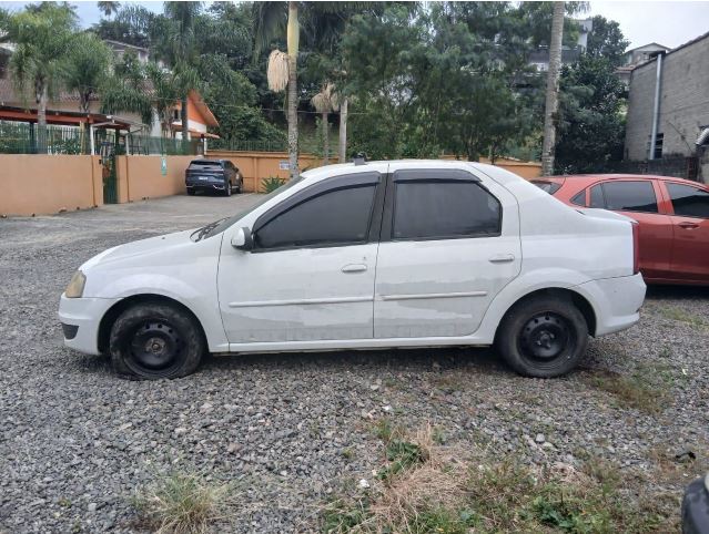 AUTOMOVEL Renault/Logan Ano: 2013/2013 — foto 3 de 6