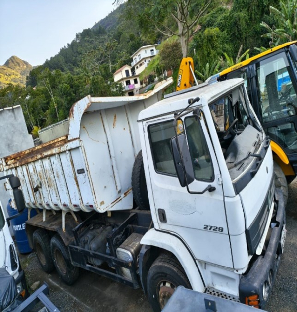 CAMINHÃO BASCULANTE M. BENZ ATRON 2729 K 6X4