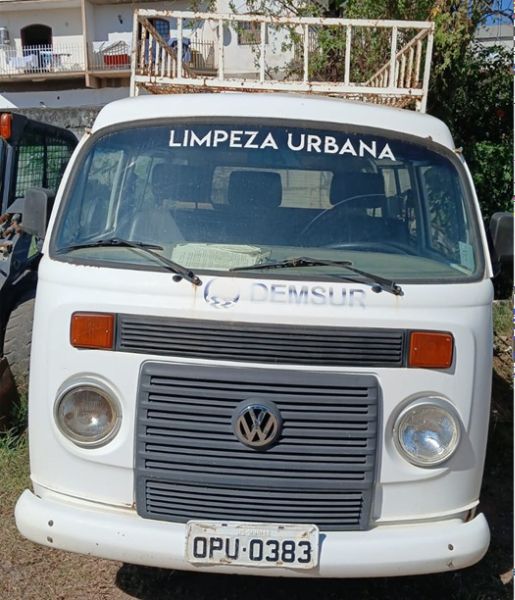 Lote 25 - Volks Kombi 09 lug. 2013/2014 Gasolina.