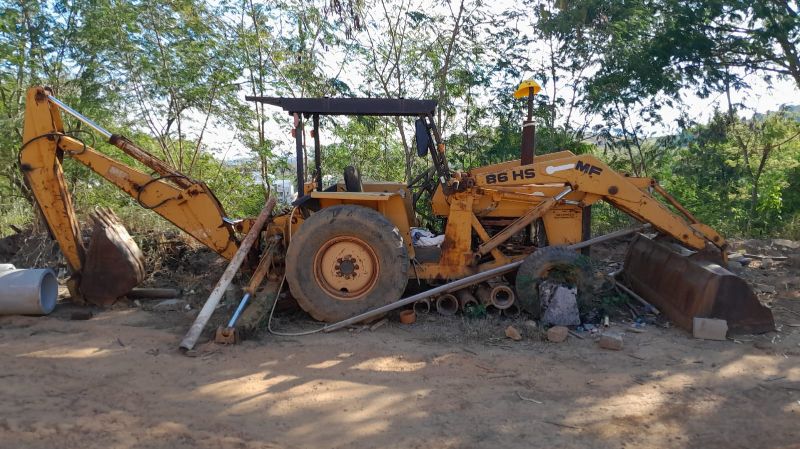 Lote 13 - Retroescavadeira Modelo MF 86HS 1997.
