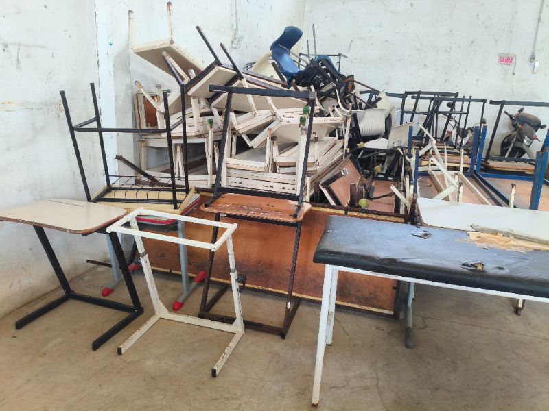 LOTE DE SUCATAS DE MESAS, CADEIRAS, CARTEIRAS, MÓV